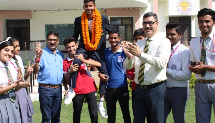 श्रीलंका में क्रिकेट की बायलेटरल सीरीज खेलकर लौटे साईं सक्सेना का हुआ भव्य स्वागत