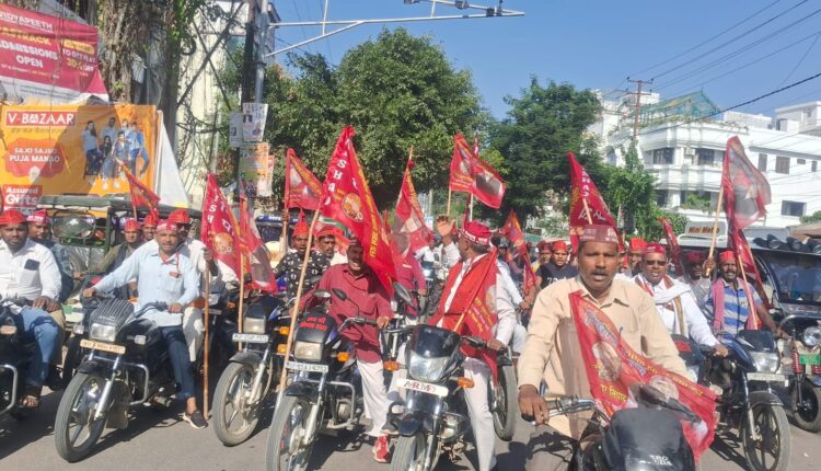 कैबिनेट मंत्री के आने से पूर्व निकाली मोटरसाइकिल रैली