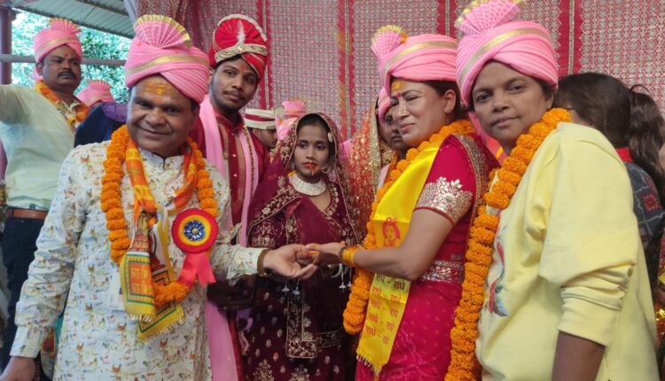 11 निर्धन कन्याओं का कराया विवाह , मंत्री रेखा आर्य ने हल्दी लगाकर लिया कन्यादान