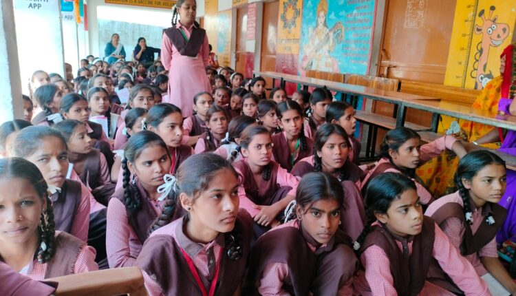 मिशन शक्ति दीदी में छात्राओं को दी जानकारी