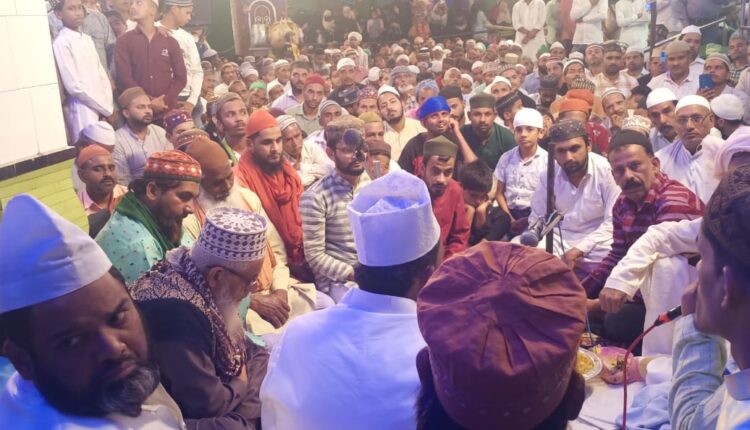 हज़रत केले शाह बाबा के कुल शरीफ में दरगाह पर बदी मनात वह मुरादों की आरज़ीईया