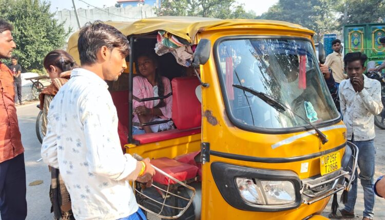 बेकाबू बाइक चालक को बचाने के चक्कर में टेंपो पलटा, यात्री हुए घायल