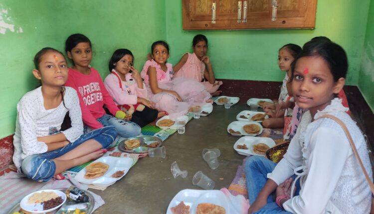 नवरात्रि की अष्टमी पर कन्या जमाई , माता रानी की तिलक लगाकर की पूजा