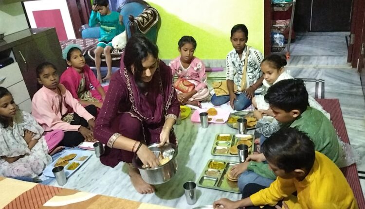 नवरात्रि की नवमी पर कन्याओ का पूजन कर कराया सहभोज फिर भक्तों ने खोला व्रत