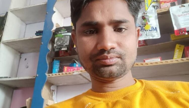 पत्नी के प्रेमी पर लगाया हत्या का आरोप , बाजार के पास मिली मोबाइल मिस्त्री की लाश