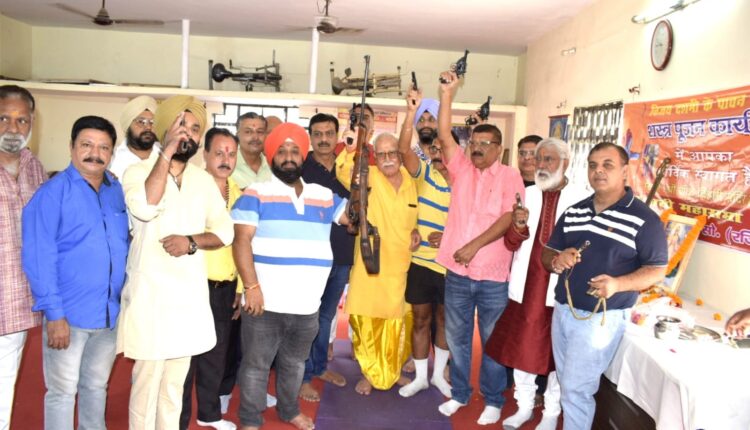 विजयदशमी पर पंजाबी महासभा ने किया शास्त्र पूजन