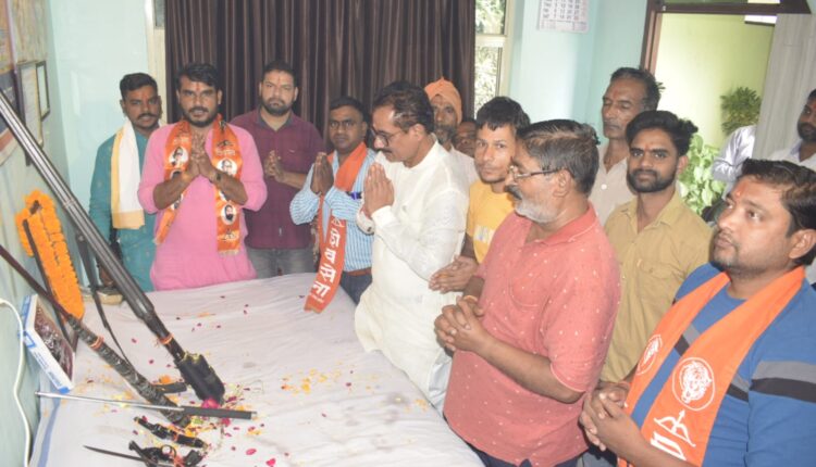 शिव सैनिकों ने विजयदशमी पर्व पर किया शस्त्रों का पूजन