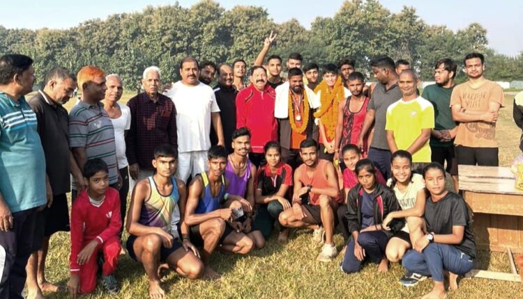 बसंत चतुर्वेदी ने किया रिदम को सम्मानित