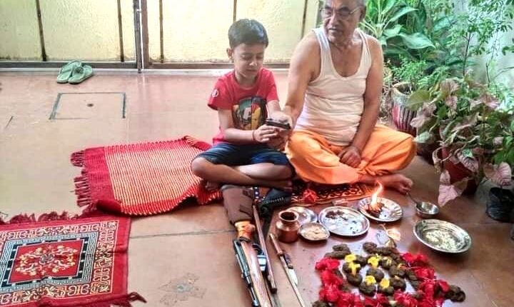 दशहरा पर सनातन धर्मियों ने किया शस्त्रों का पूजन