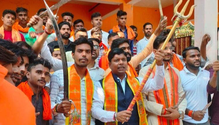 विजयदशमी पर राष्ट्रीय बजरंग दल ने किया शस्त्र पूजन