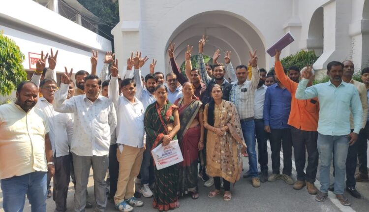 बिथरी चैन पुर ब्लॉक प्रमुख के खिलाफ सदस्यों ने किया अविश्वास का प्रस्ताव