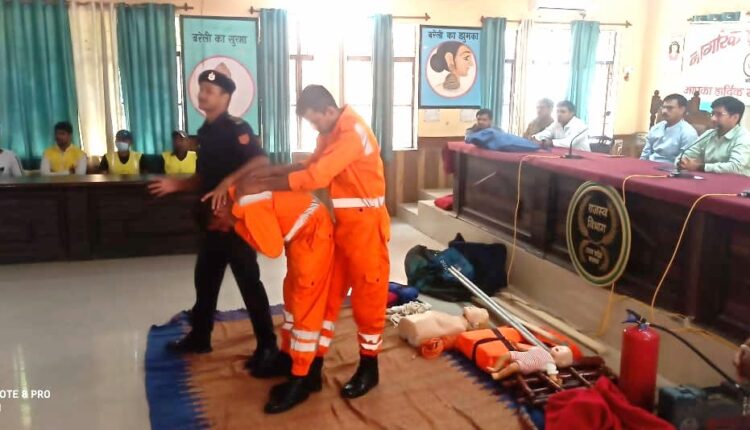 एनडीआरफ एवं नागरिक सुरक्षा कोर ने दिया आपदा संबंधी प्रशिक्षण