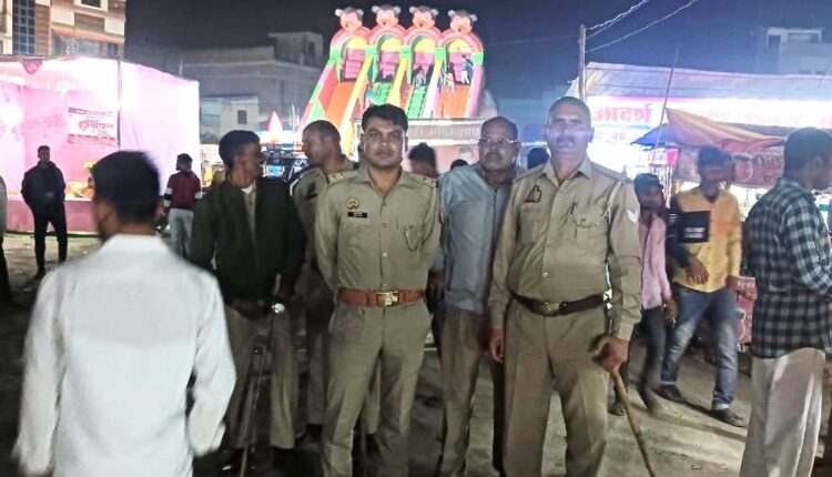 दशहरा मेले में खरीदारी को उमड़ी भीड़, पुलिस रही मुस्तैद