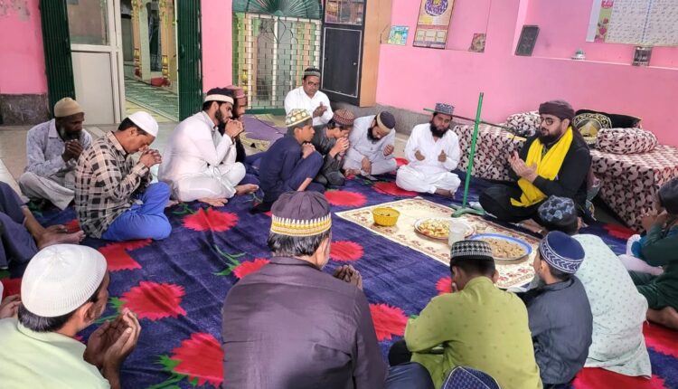 खानकाहे शाहजी रफीक़ुल उल औलिया में सक़लैन मियां हुजूर (र०अ० ) के सोयाम की फातिहा हुई
