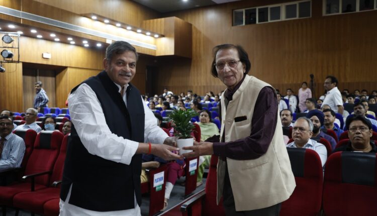 इंसान को मुकम्मल बनाने के लिए कला और संस्कृति जरूरीः वसीम बरेलवी