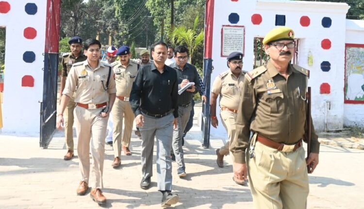 जिला अधिकारी व वरिष्ठ पुलिस अधीक्षक ने केंद्रीय कारागार का निरीक्षण कर सुरक्षा व्यवस्था का जायजा लिया