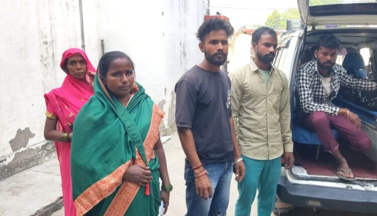 अज्ञात वाहन ने मारी टक्कर तीन घायल , एक की मौत