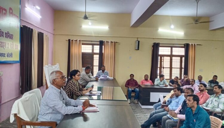 एसडीएम आंवला ने बी एल ओ को पुनरीक्षण अभियान में कोताही न बरतने के दिए निर्देश