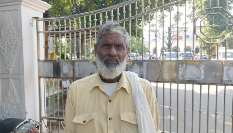 गांव के दबंगो ने जमीन पर कर लिया कब्जा पीड़ित ने डीएम से की शिकायत