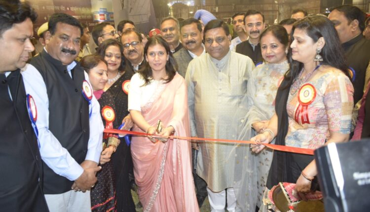 रोटरी क्लब बरेली साउथ के विराट दशहरा मेला के पहले दिन रही भारी भीड़