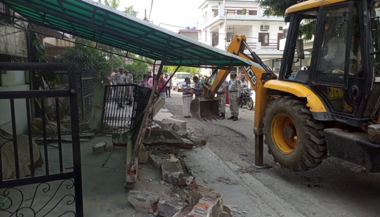 अतिक्रमण हटवाकर नगर निगम की टीम ने अधिवक्ता की शिकायत का किया निस्तारण