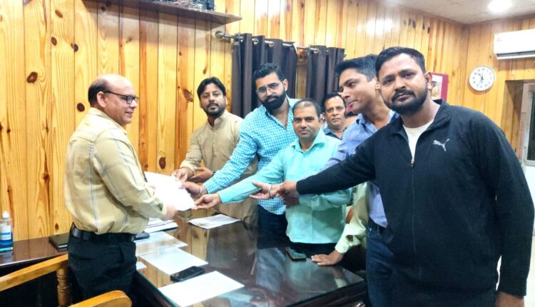 डेंगू का प्रकोप निजी अस्पतालों की लैब में चल रही लापरवाही व्यापारियों ने दिया सीएमओ को ज्ञापन