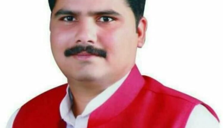 नगर निगम बोर्ड हाॅल में सालों से लगी पूर्व जनप्रतिनिधियों की तस्वीरें उतारकर किया उनका अपमान