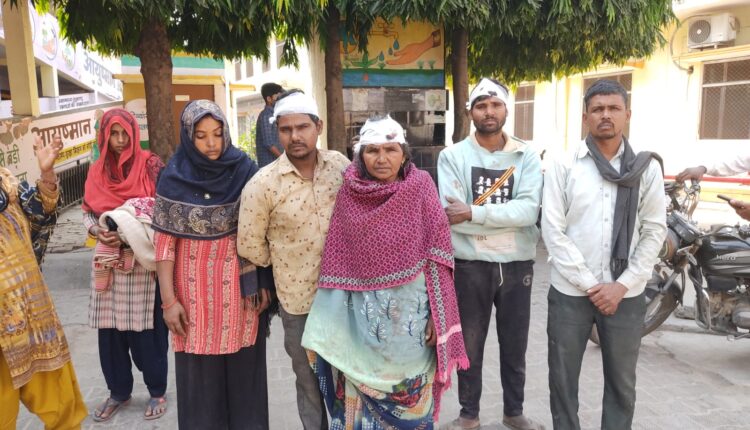 ट्रैक्टर वाले ने टैम्पू हटाने को कहा हो गई मारपीट , दोनों तरफ से दस घायल