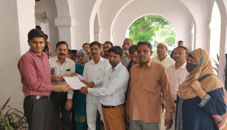 6 साल से नहीं मिला मदरसा शिक्षकों को मानदेय , शिक्षक भुखमरी की कगार पर