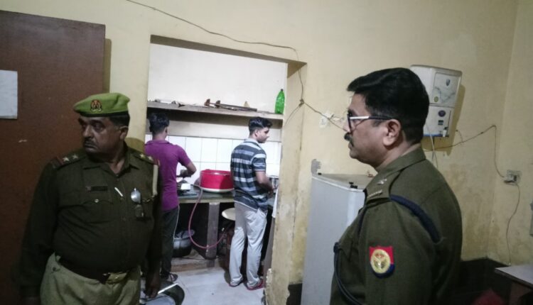हाफिजगंज थाने का पुलिस अधीक्षक ग्रामीण ने किया औचक निरीक्षण