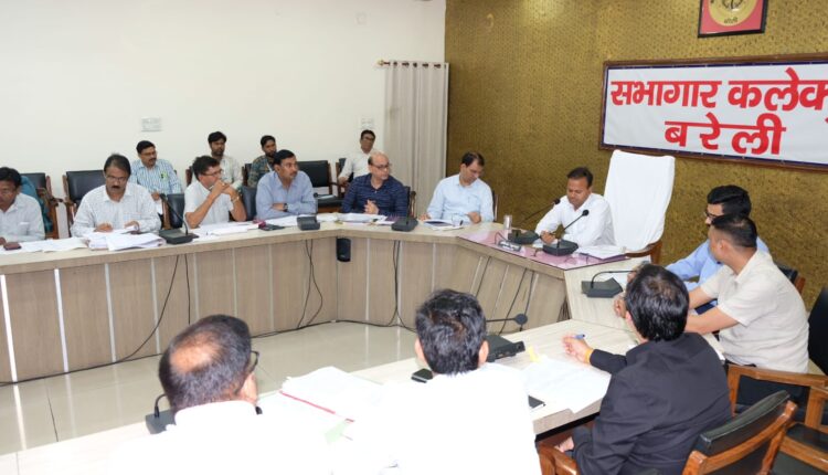 जिलाधिकारी की अध्यक्षता में मुख्यमंत्री डैशबोर्ड पर प्रदर्शित डी एंड ई ग्रेड पाने वाले विभागों व आईजीआरएस पोर्टल पर असंतुष्ट फीडबैक में सुधार लाने को मीटिंग आयोजित हुई