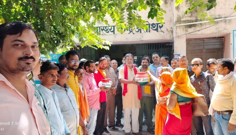 फतेहपुर: मेरी माटी, मेरा देश कार्यक्रम में संग्रहण हुई मिट्टी