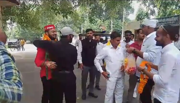 लखनऊ यूनिवर्सिटी में समाजवादी छात्र सभा के नए इकाई अध्‍यक्ष का जोरदार स्‍वागत