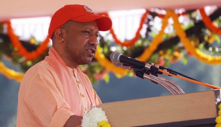 शहीद पुलिसकर्मियों के परिजनों के साथ पूरी संवेदनशीलता के साथ खड़ी है सरकार: सीएम योगी