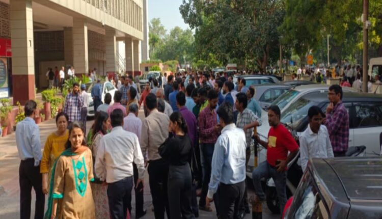 उत्तर भारत में भूकंप के जोरदार झटके, घरों-दफ्तरों से बाहर निकले लोग