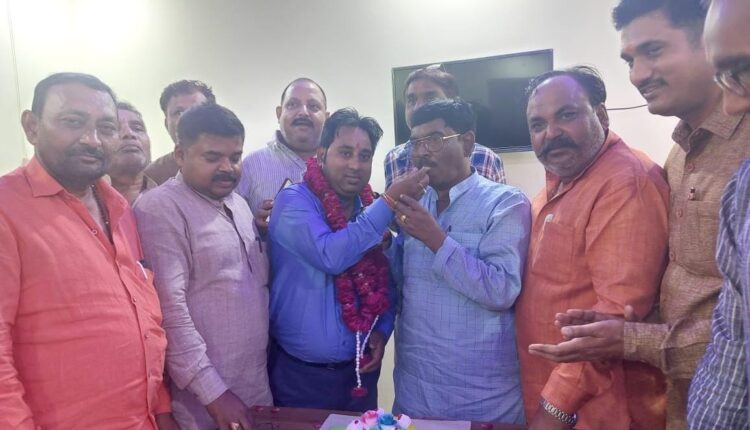 FATEHPUR: भाजपा जिलाध्यक्ष की मौजूदगी में मनाया गया पार्टी कार्यकर्ता का बर्थडे, कटा केक