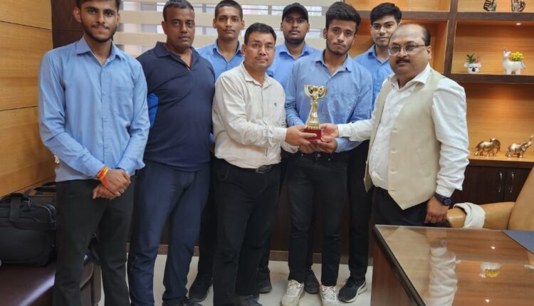 सरोजिनी नगर फुटबॉल लीग जीतने पर SKD अकादमी खिलाड़ियों को निदेशक ने दी बधाई