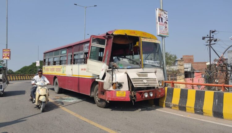 बरेली: चौपला पुल पर आपस में टकराईं दो रोडवेज की बस, नहीं हुई कोई जनहानि