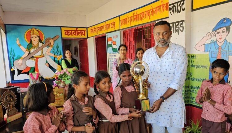 FATEHPUR: निवर्तमान भाजपा जिलाध्‍यक्ष आशीष मिश्रा ने विद्यार्थियों को सौंपे सम्मान में मिले उपहार