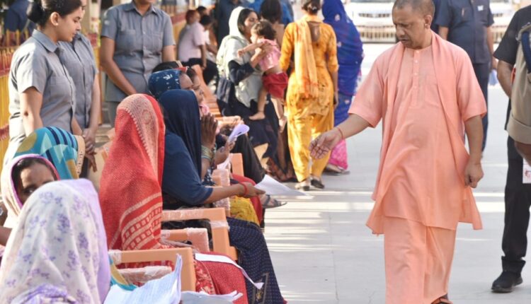 जनता दर्शन में सीएम योगी बोले- चिंता मत करें, सबकी पीड़ा दूर होगी