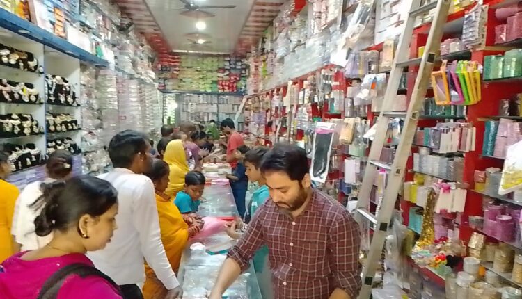 करवाचौथ पर बाजार में रही सुहागिनों की भीड