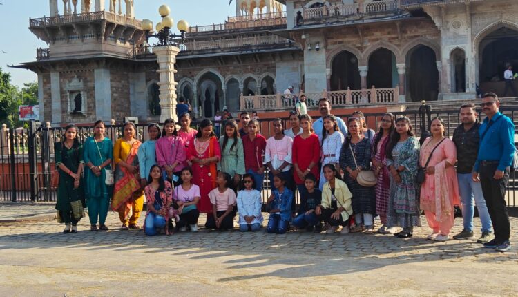 शांतिकुंज की छात्राओं ने किया जयपुर का शैक्षिक भ्रमण , जल महल, हवा महल, भूलभुलैया, जंतर मंतर का लिया आंनद
