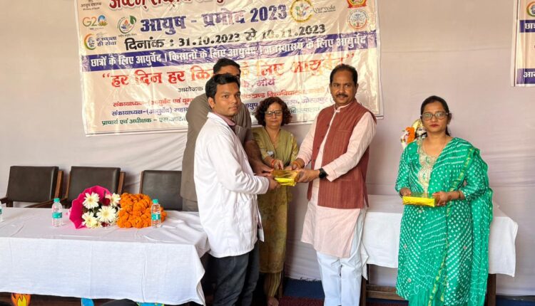 प्रतियोगिता में प्रथम स्थान पर आशीष एवं कामिनी, द्वितीय स्थान पर देवेश