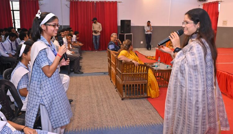 प्रबंधक डा सौरभ कुमार अग्रवाल, प्रधानाचार्या डा प्रियंका सरकार व शिक्षकगण