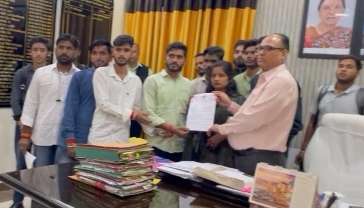 15 सूत्रीय माँगो को लेकर कुलसचिव को ज्ञापन, विद्यार्थीयों से लिए जाने वाले परीक्षा शुल्क का विरोध