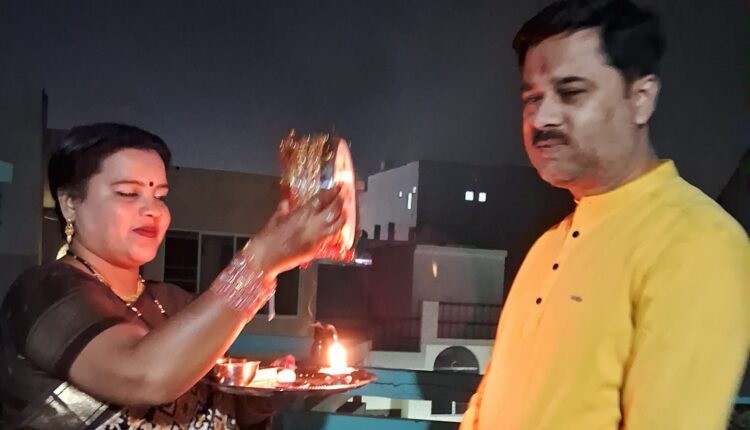 बहुत ही धूमधाम से महिलाओं ने मनाया करवा चौथ पर्व