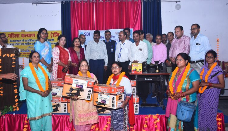 सिलाई मशीन मिलने पर स्वयंसेवी महिलाओं के खिले चेहरे : डॉ. रजनीश सक्सेना