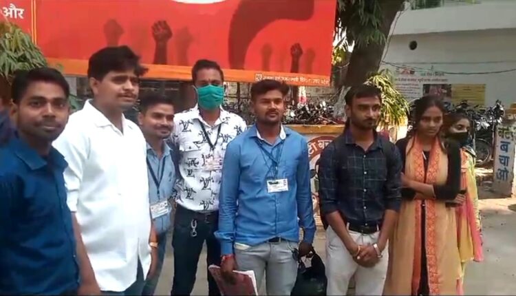 वेतन न मिलने से परेशान मलेरिया कर्मचारियों ने जिला अधिकारी से वेतन दिलवाने की लगाई गुहार