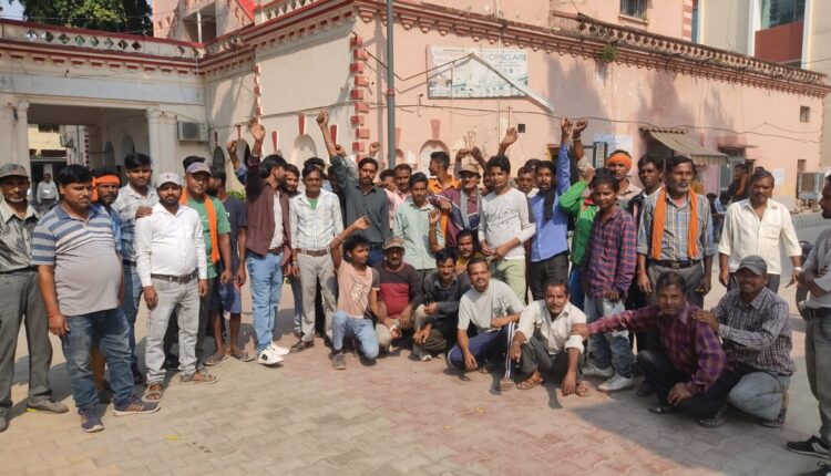 तीन माह से नगर निगम के डोर टू डोर कर्मचारियों को नहीं मिला वेतन , किया हंगामा कामकाज ठप