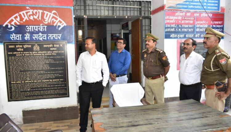 जिलाधिकारी ने थाना हाफिजगंज का किया निरीक्षण